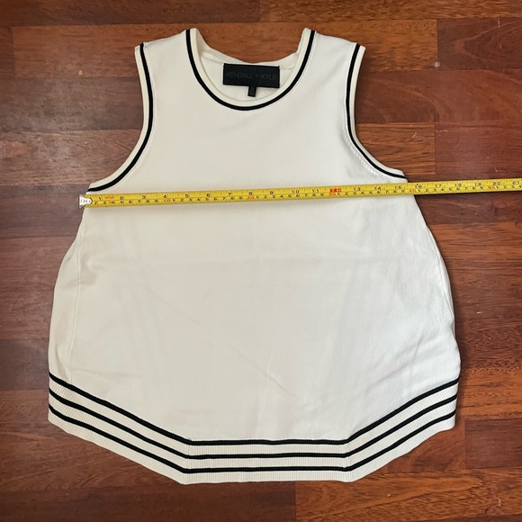 Top with an open back - Picture 2 of 8